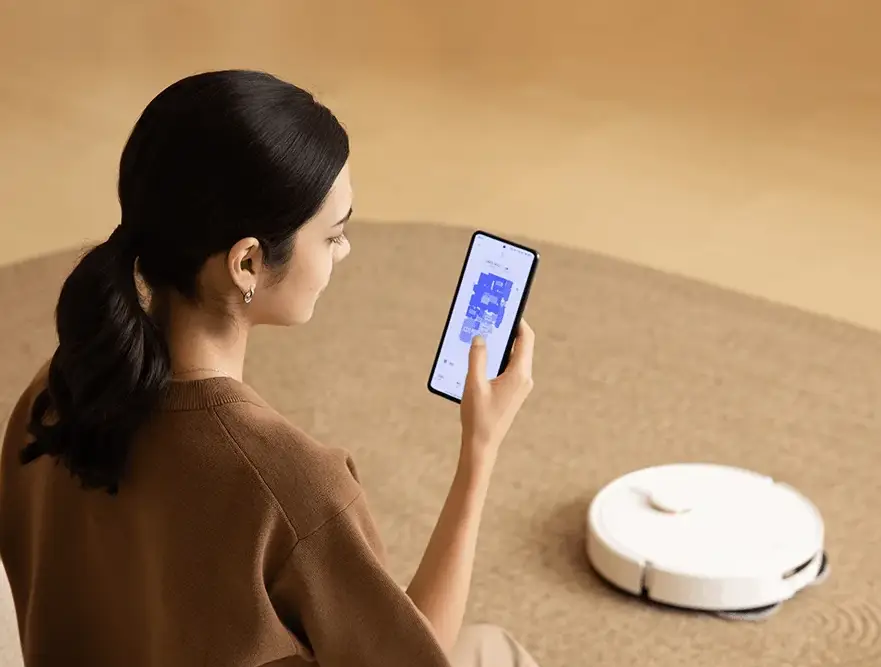 Personne détendue pendant que le robot nettoie